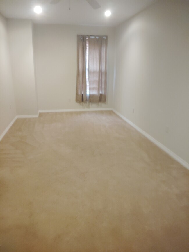 Foto del edificio - 446 Rivergrove Dr