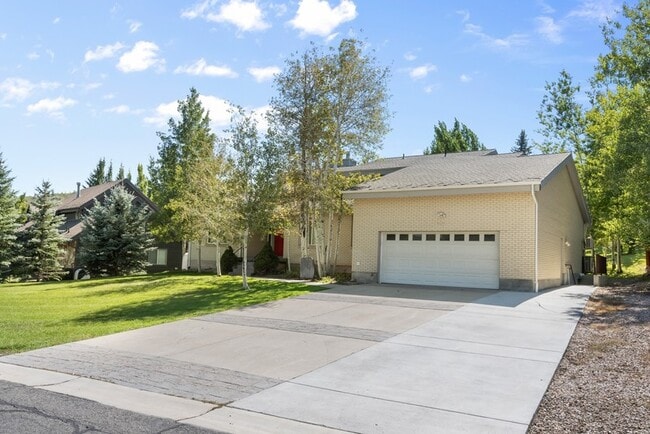 Building Photo - 8735 Silver Spur Rd