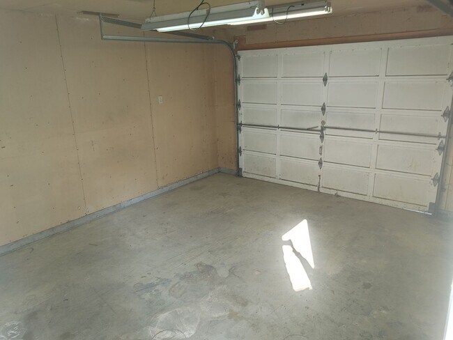 Building Photo - Spokane Valley Home Available Now!