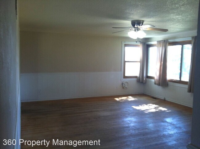 Building Photo - 3 br, 1 bath House - 262 SE Pasek Street