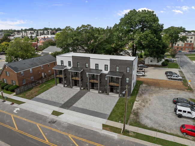 Building Photo - 113 E 9th St