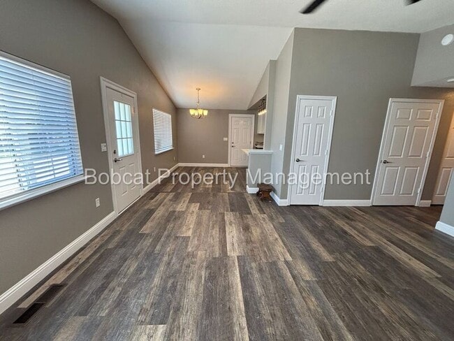 Building Photo - 2066 Southridge Ct