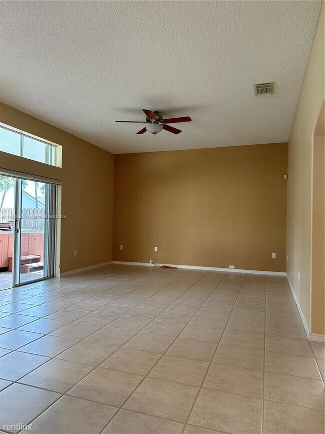 Foto del edificio - 5 br, 3 bath House - 19018 NW 23rd Pl