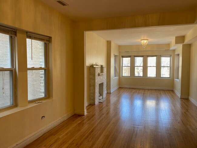 Building Photo - 6327 N Francisco Ave