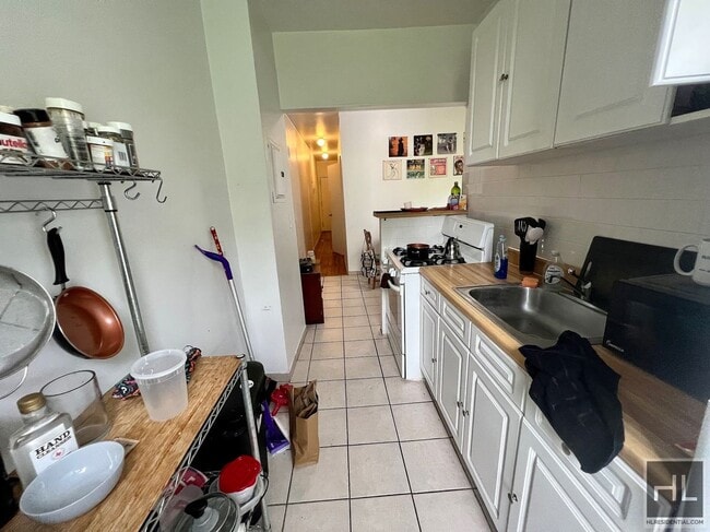 Building Photo - 2BR 1BA Next To Maria Hernandez Park