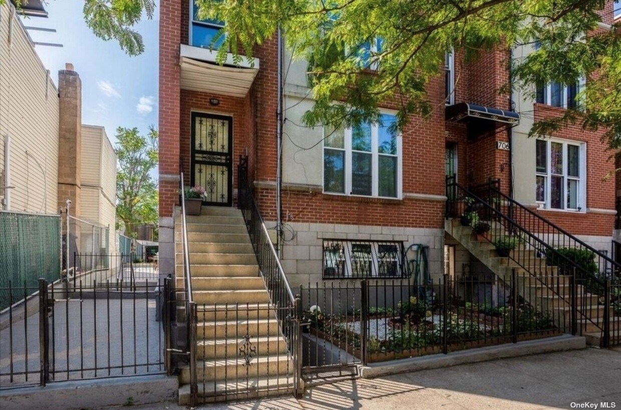 710 Glenmore Ave, Brooklyn, NY 11208 Room for Rent in Brooklyn, NY