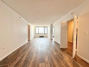 Building Photo - 45 River Dr S