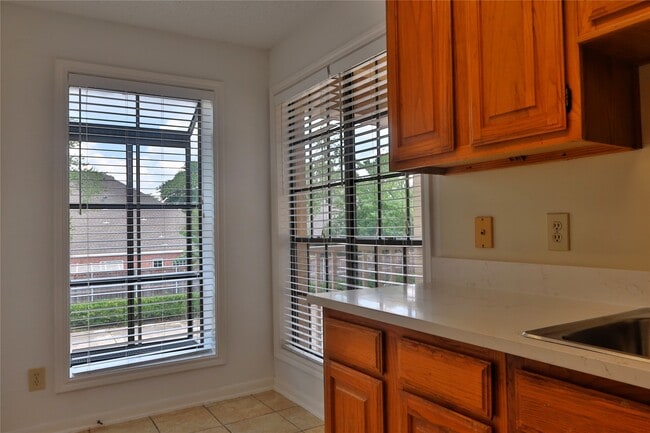Building Photo - 1311 Antoine Dr