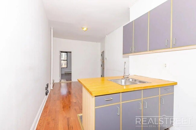 Building Photo - Stylish & Spacious Apartment in the Heart of Bushwick