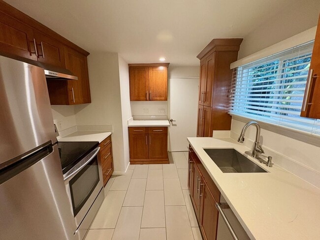 Building Photo - OTTERTRACK DUPLEX