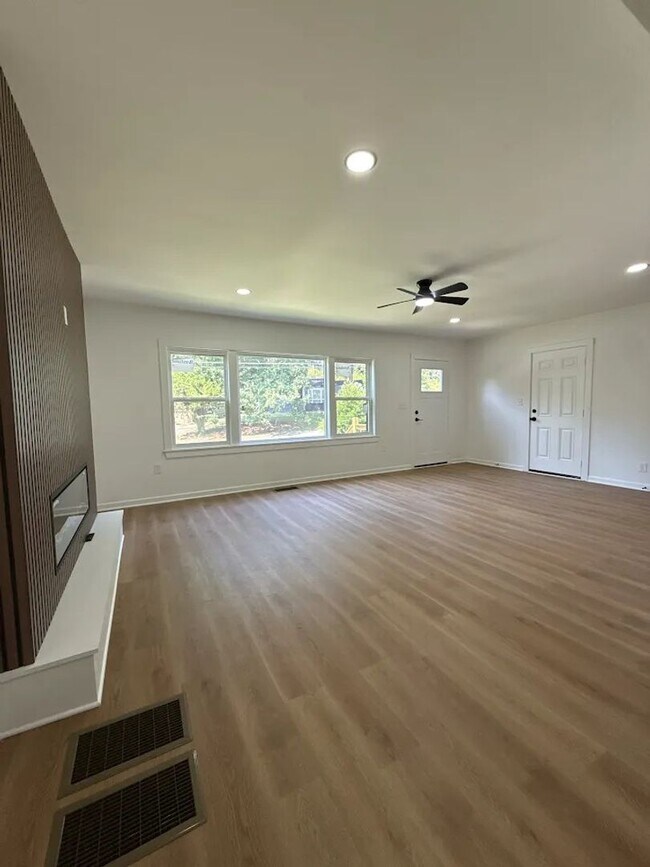 Building Photo - 1680 Brewer Blvd SW