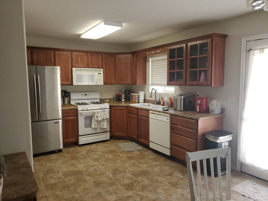 Building Photo - Charming Townhome