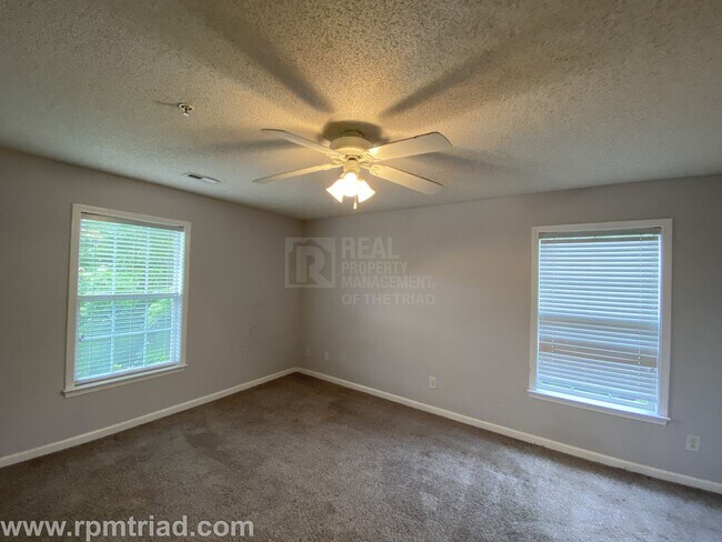 Foto del edificio - Beautifully Updated 2BR/2BA Gated Condo in...