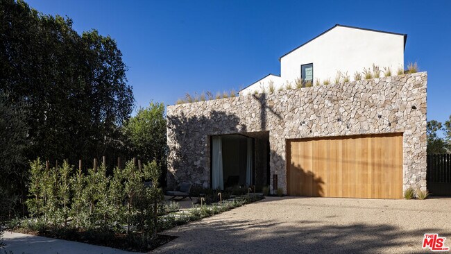 Foto del edificio - 10323 Valley Spring Ln