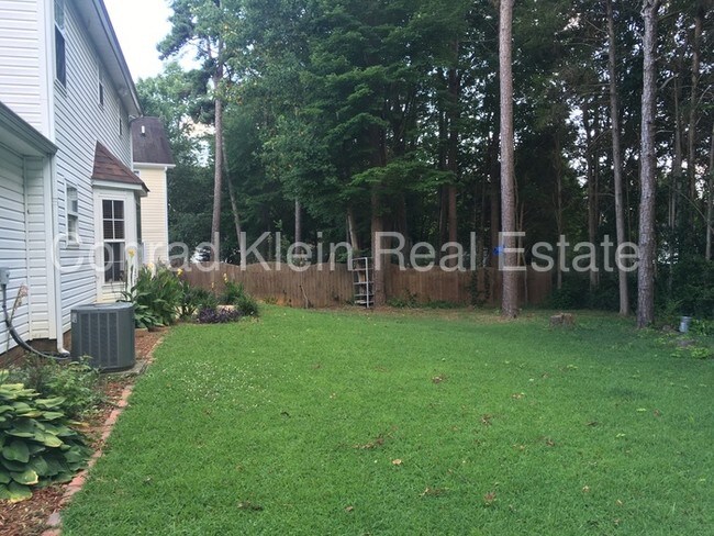 Building Photo - 3801 Glen Lyon Dr