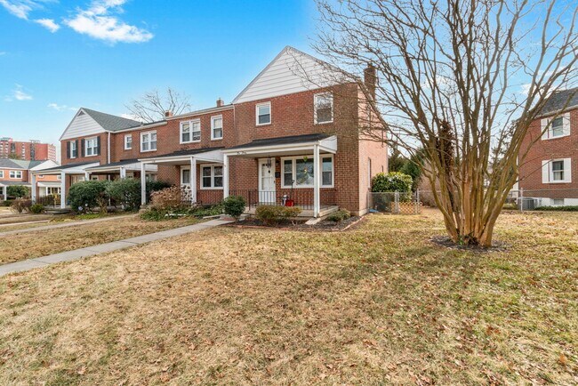 Building Photo - 1040 Winsford Rd