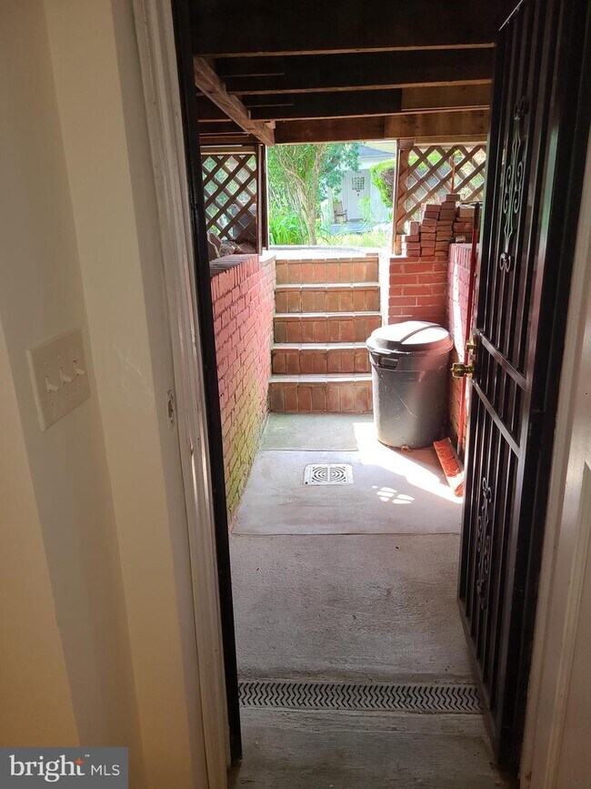 Foto del edificio - 3433 Oakwood Terrace NW