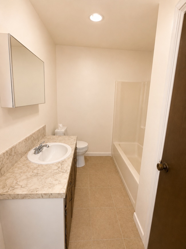 Building Photo - Cozy 1-Bed: Prime Location Near Seminole Fire Station