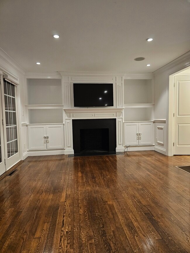 Building Photo - 11 Oak St