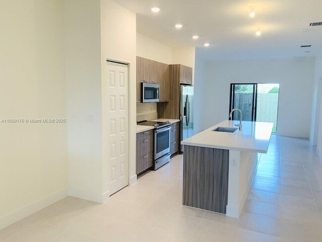 Foto del edificio - 8151 NW 104th Ave