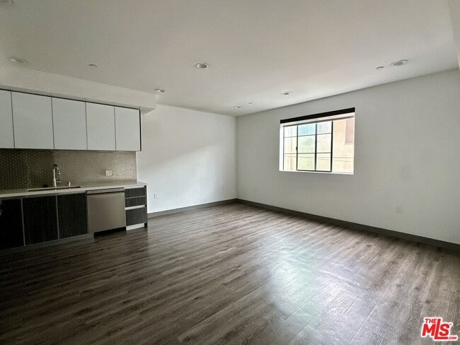 Building Photo - 552 N Hobart Blvd