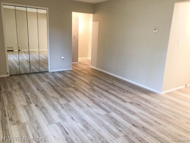 Foto del edificio - 2655 E Maple Rd
