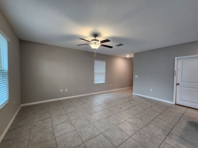 Building Photo - Gorgeous 4-Bedroom, 2.5-Bathroom Home in R...