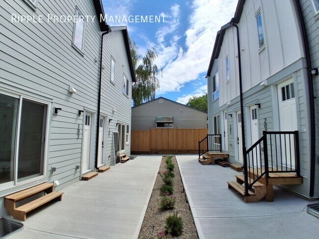 Photo du bâtiment - SPACIOUS 1 BEDS, 1 BATHS BASEMENT SUITE | PRIVATE REAR ENTRY & ABUNDANT NATURAL LIGHT