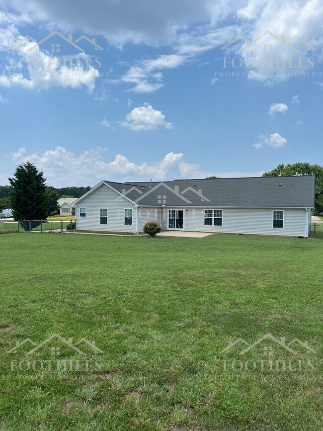 Foto del edificio - 119 McClain Lake Drive