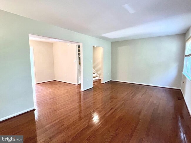 Foto del edificio - 8124 Larkin Ln