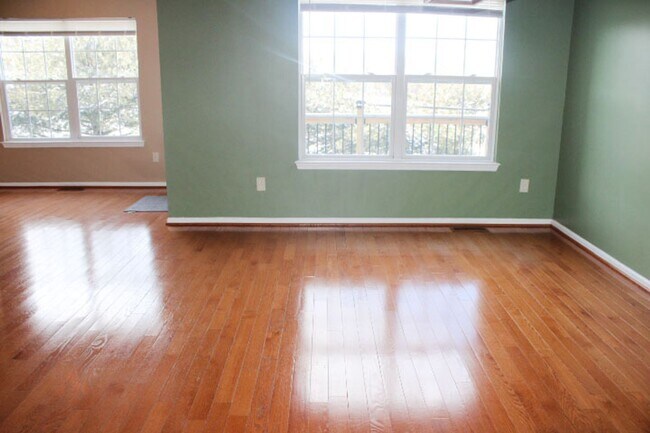 Building Photo - 16855 Roosevelt Ln