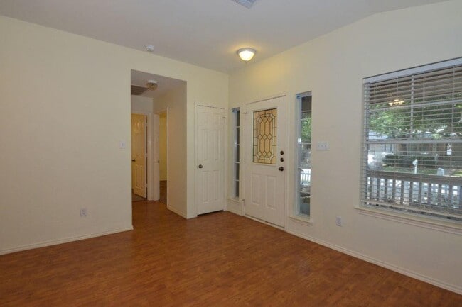 Building Photo - 286 Strawn