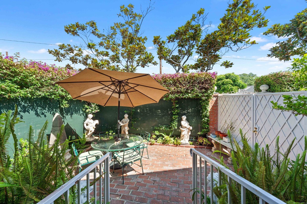 Gated Entry - 8956 Norma Pl