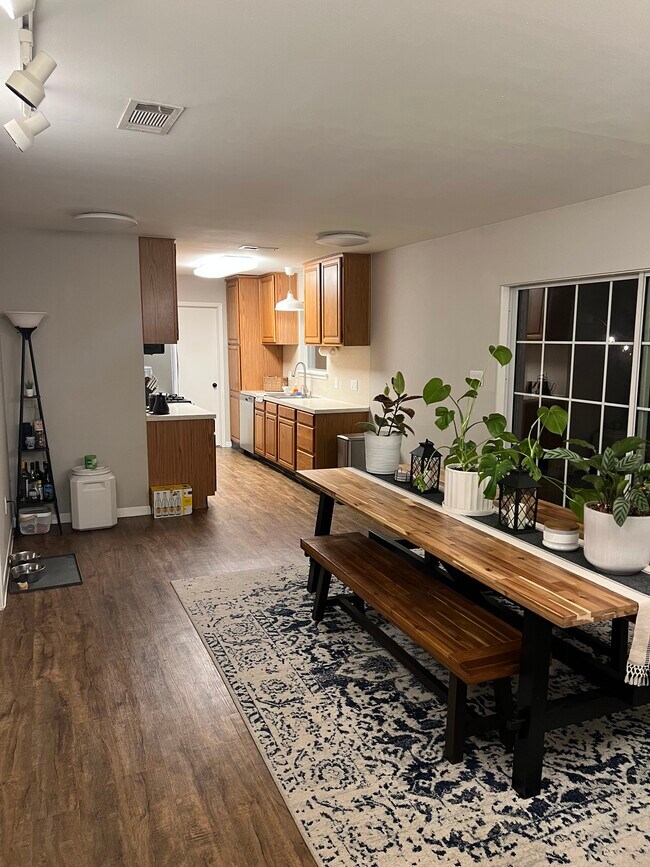 Foto del edificio - 4017 Vineland Dr
