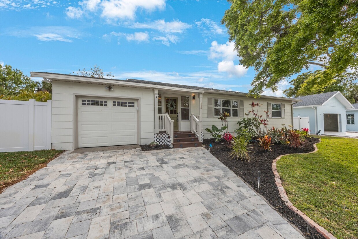 Foto principal - 5020 15th Ave N