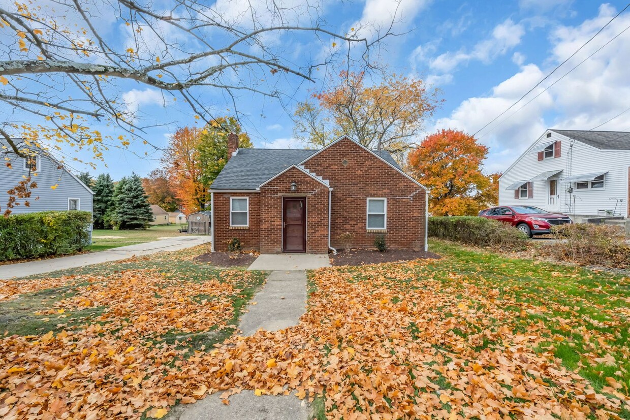 Primary Photo - Welcome to this charming two-bedroom in Ho...