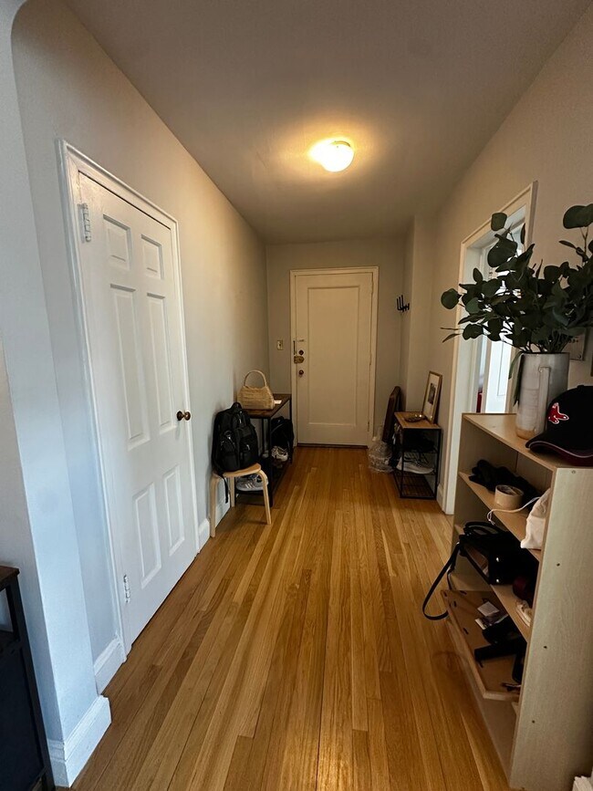 Foto del edificio - Bright & Spacious 1-Bedroom Top-Floor Apar...