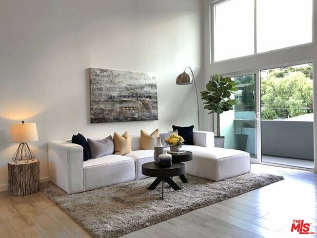 Foto del edificio - 2211 Griffith Park Blvd