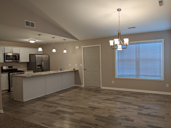 Foto del edificio - 7270 Rolling Hills Ln