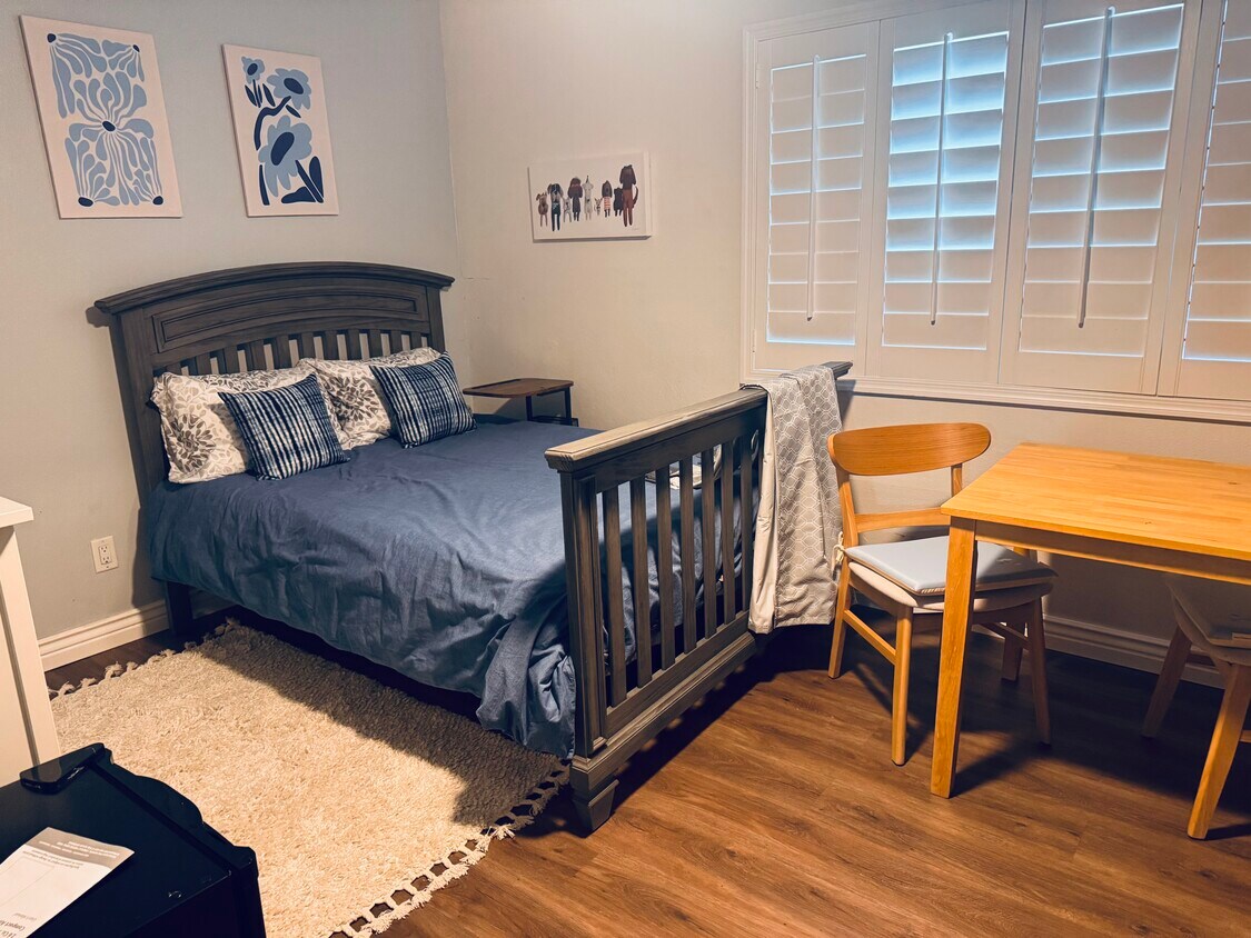 Cama de tamaño completo y tocador - 1716 W Mandalay Ln