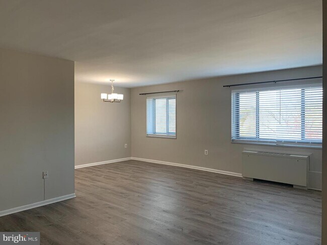 Building Photo - 1300 S Arlington Ridge Rd