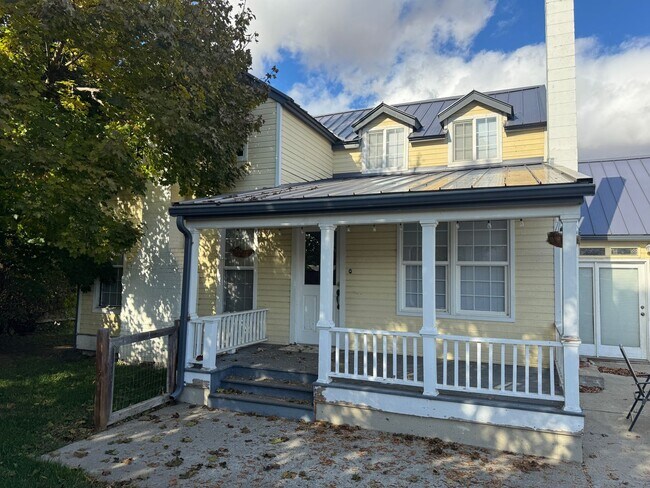 Foto del edificio - Beautiful 4-Bedroom Home on a Private, Tre...