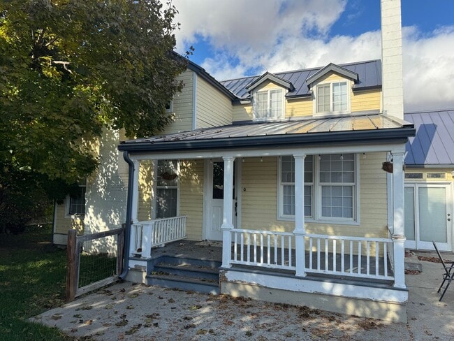 Building Photo - Beautiful 4-Bedroom Home on a Private, Treed Lot in North Ellensburg