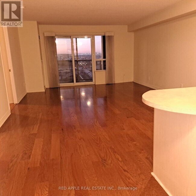 Photo du bâtiment - 350 Princess Royal Dr