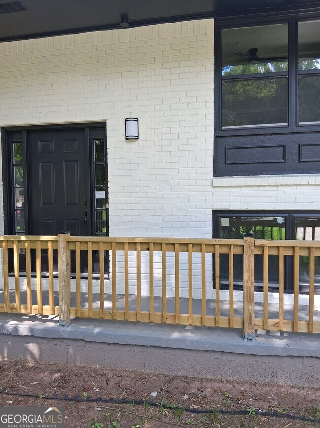 Foto del edificio - 8229 Queens Dr