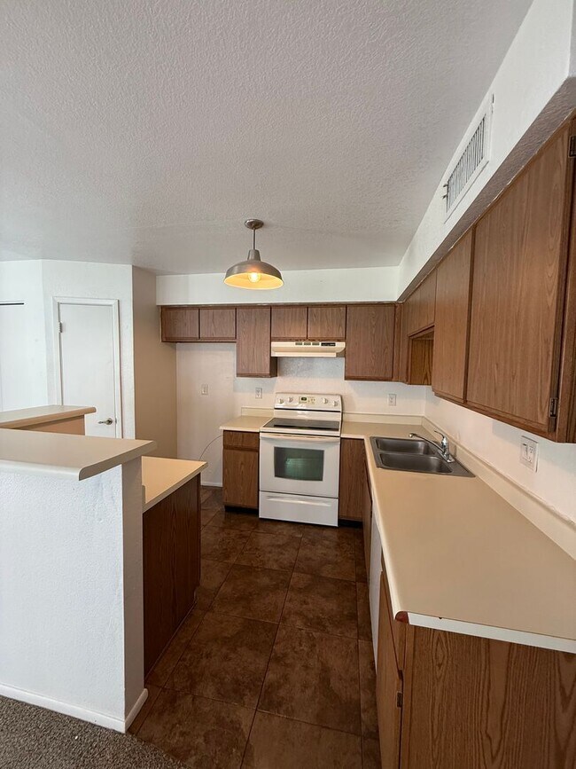 Building Photo - Townhouse rental 2 bedroom plus loft, 2 bath