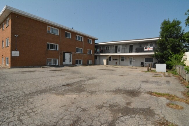 Building Photo - 19 Wellington St