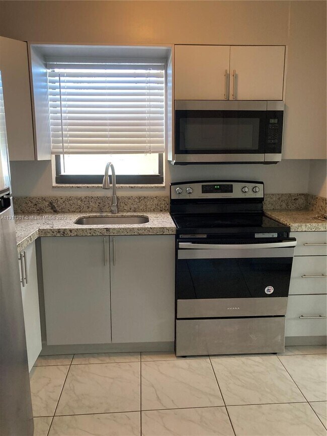 Building Photo - 3050 NW 1st St   Miami Fl 33125