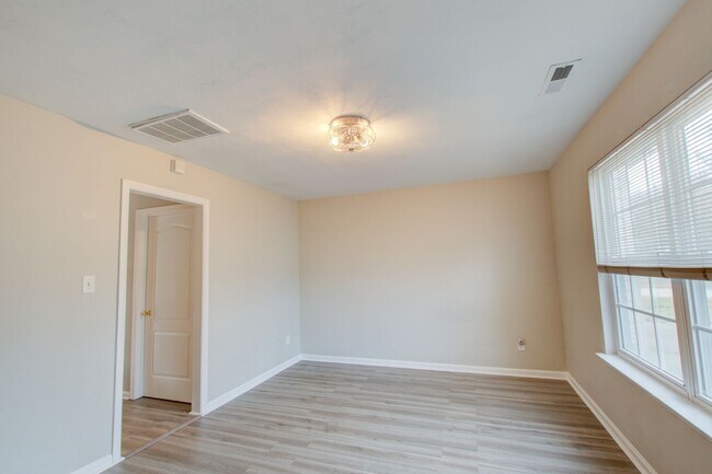 Building Photo - 5 Bedroom, 2.5 Bath Home in North Creek Ne...