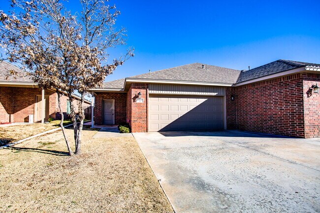 Building Photo - Gorgeous Duplex in South Lubbock